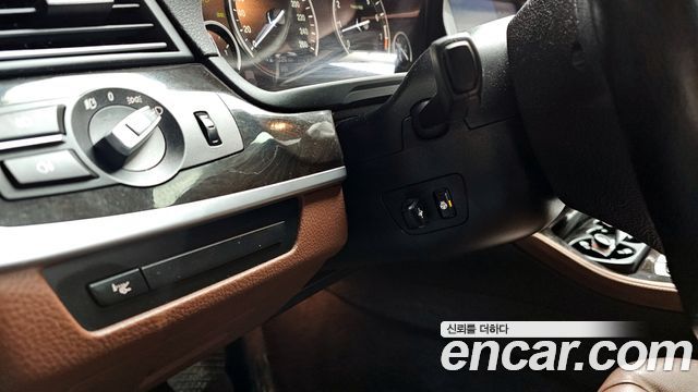 BMW 5-Series 2012 — photo 13
