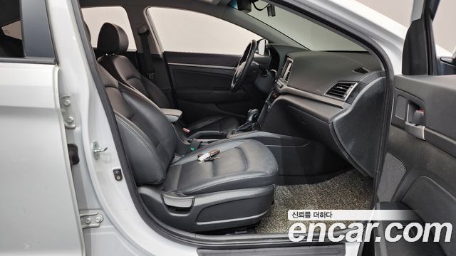 Hyundai AVANTE 2016 — photo 11