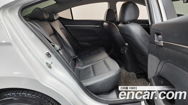 Hyundai AVANTE 2016 — photo 12