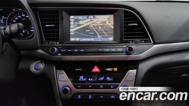 Hyundai AVANTE 2016 — photo 17