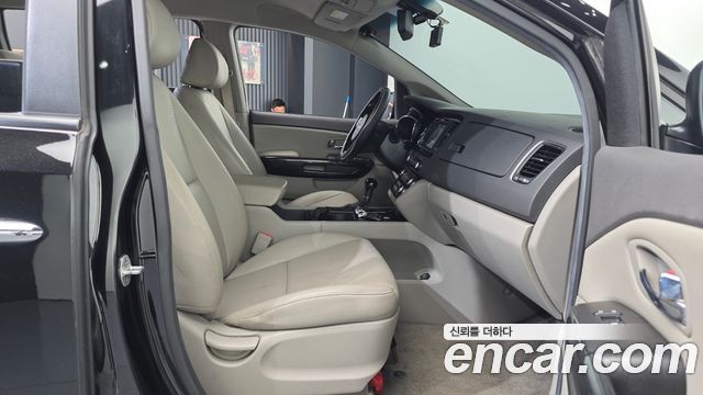 Kia Canival 2016 — photo 11