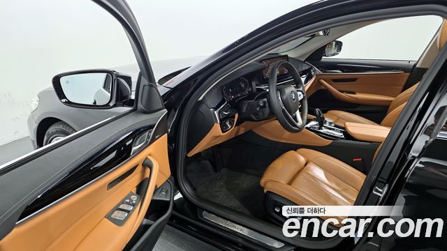 BMW 5-Series 2022 — photo 10