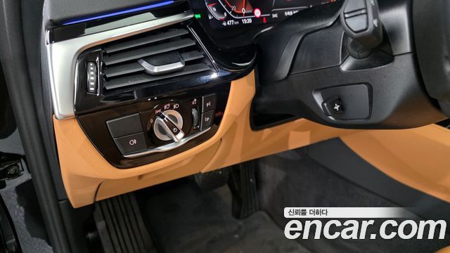 BMW 5-Series 2022 — photo 14