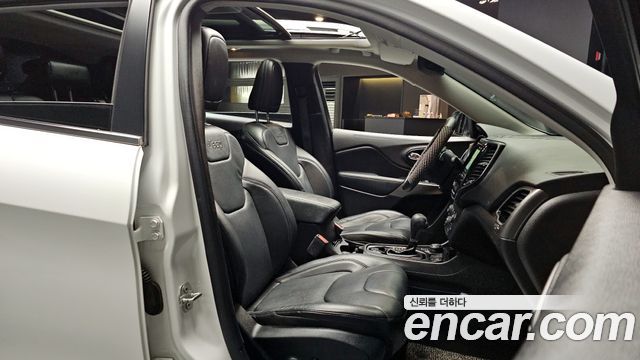 Jeep Cherokee 2020 — photo 12