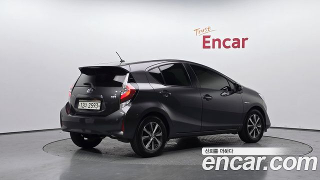 Toyota Prius 2018 — photo 2