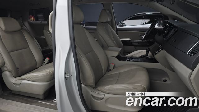 Kia Canival 2015 — photo 10