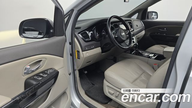 Kia Canival 2015 — photo 11