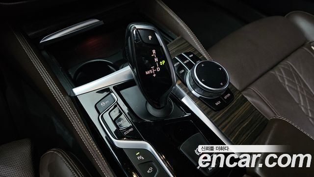 BMW 5-Series 2018 — photo 9
