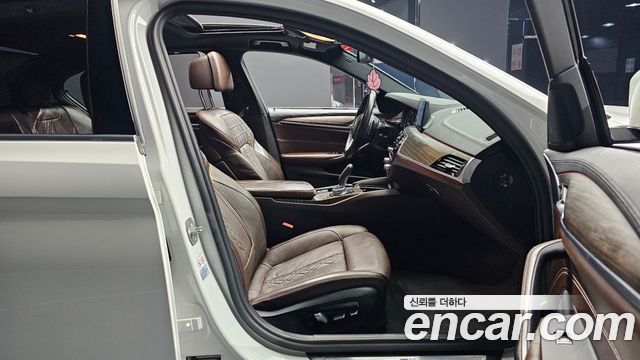 BMW 5-Series 2018 — photo 10