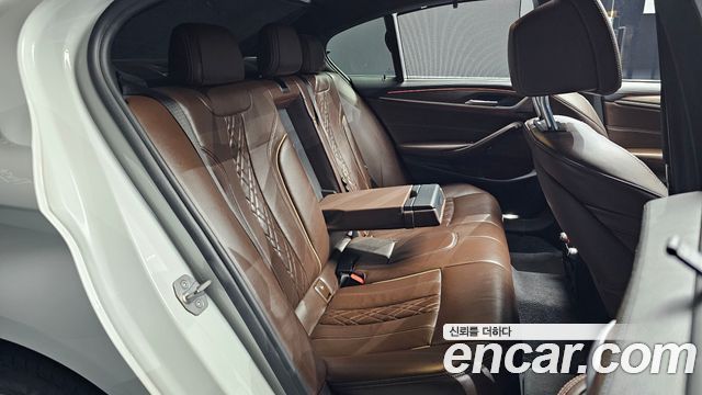BMW 5-Series 2018 — photo 12