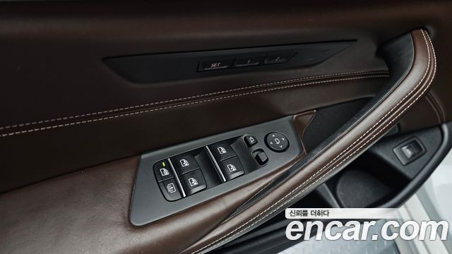 BMW 5-Series 2018 — photo 16