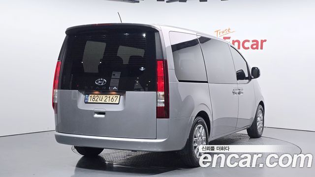 Hyundai Staria 2023 — photo 2