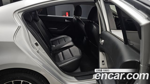 Kia K3 2016 — photo 12