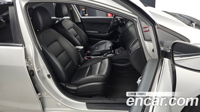 Kia K3 2016 — photo 13