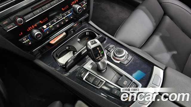 BMW 7-Series 2010 — photo 9