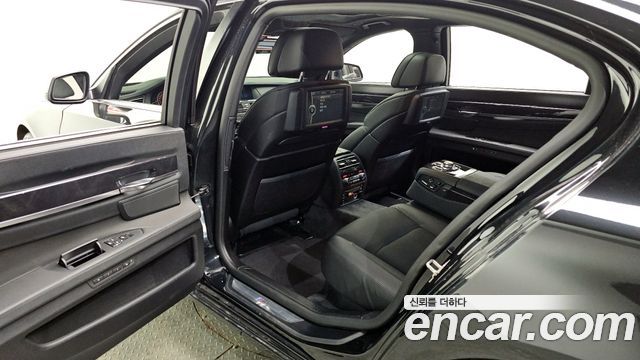BMW 7-Series 2010 — photo 11