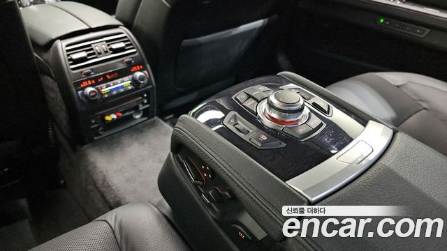 BMW 7-Series 2010 — photo 17