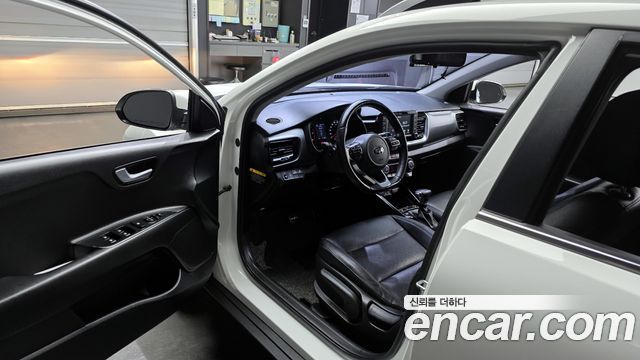 Kia Stonic 2018 — photo 10