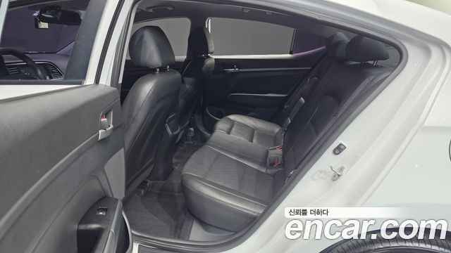Hyundai AVANTE 2018 — photo 11