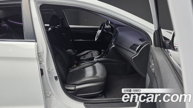 Hyundai AVANTE 2018 — photo 12