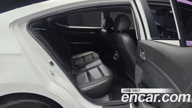 Hyundai AVANTE 2018 — photo 13