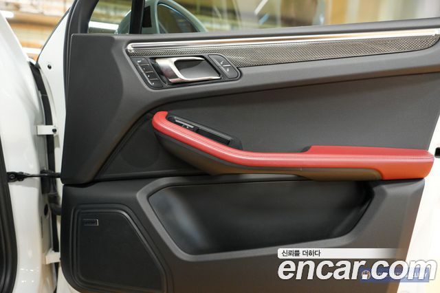 Porsche Macan 2017 — photo 15