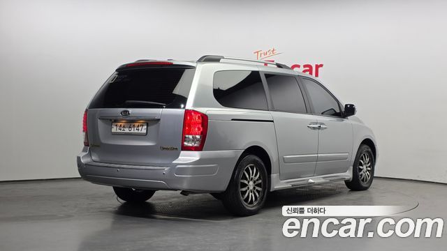 Kia Canival 2010 — photo 2