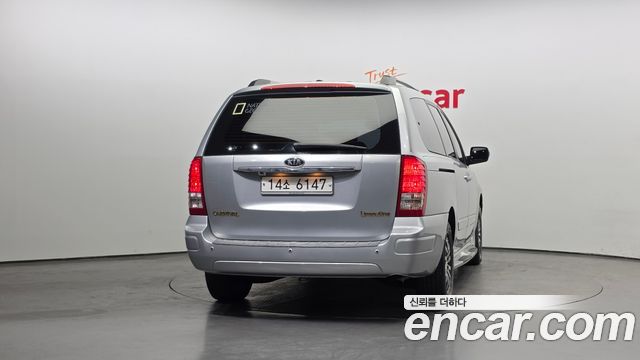Kia Canival 2010 — photo 4