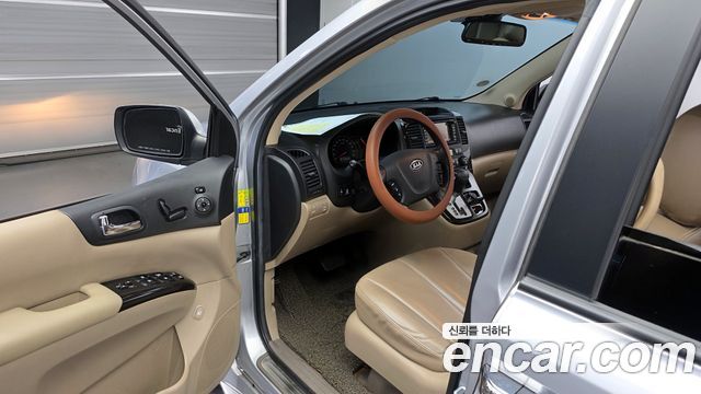 Kia Canival 2010 — photo 10