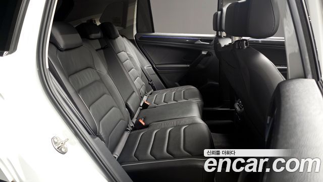 Volkswagen Tiguan 2021 — photo 17