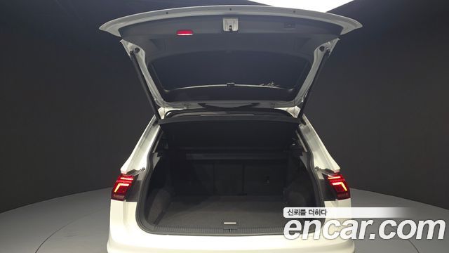 Volkswagen Tiguan 2021 — photo 31