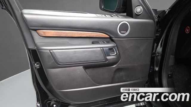Land Rover Discovery 2018 — photo 14