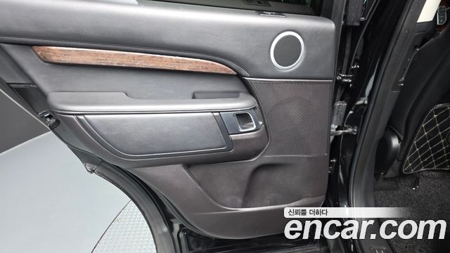 Land Rover Discovery 2018 — photo 15