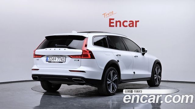 Volvo V60 2021 — photo 2