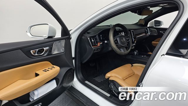 Volvo V60 2021 — photo 13