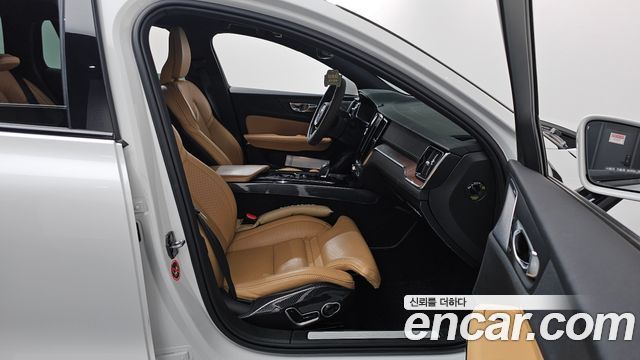 Volvo V60 2021 — photo 17