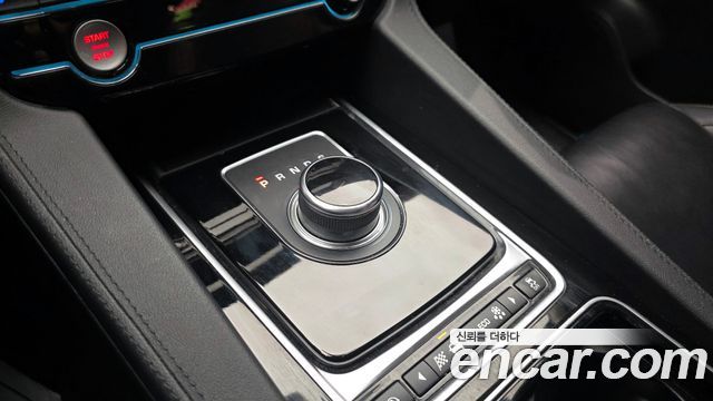 Jaguar F-PACE 2019 — photo 12