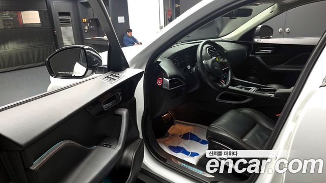 Jaguar F-PACE 2019 — photo 13