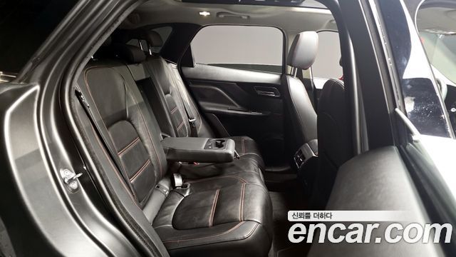 Jaguar F-PACE 2019 — photo 17