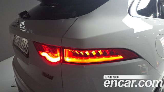Jaguar F-PACE 2019 — photo 9