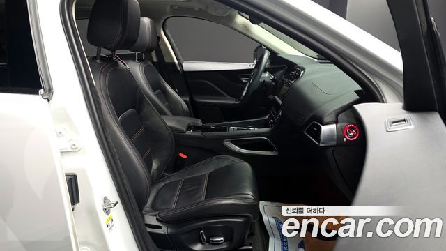 Jaguar F-PACE 2019 — photo 16