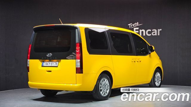 Hyundai Staria 2023 — photo 2