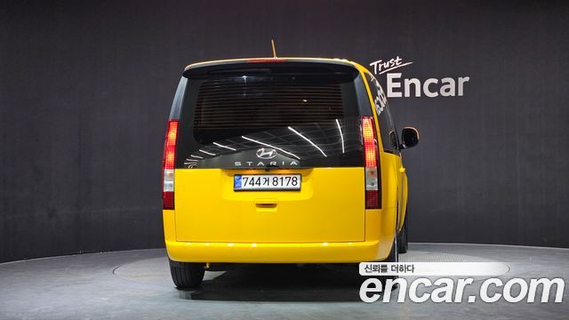 Hyundai Staria 2023 — photo 4
