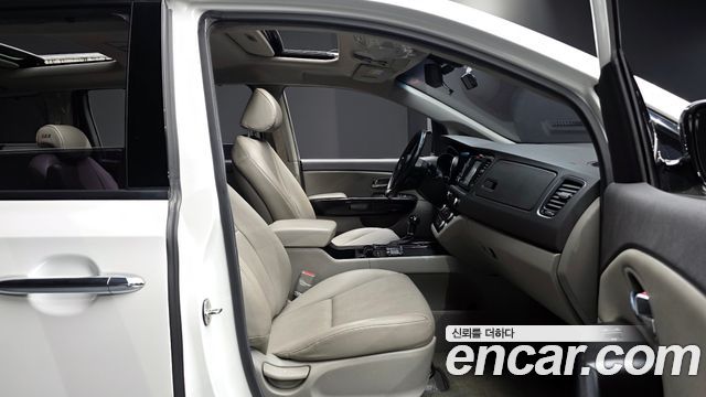 Kia Canival 2016 — photo 10