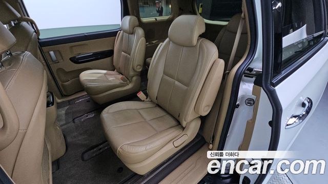 Kia Canival 2015 — photo 11