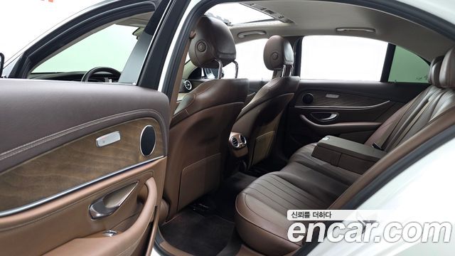Mercedes-Benz E-Class 2018 — photo 11