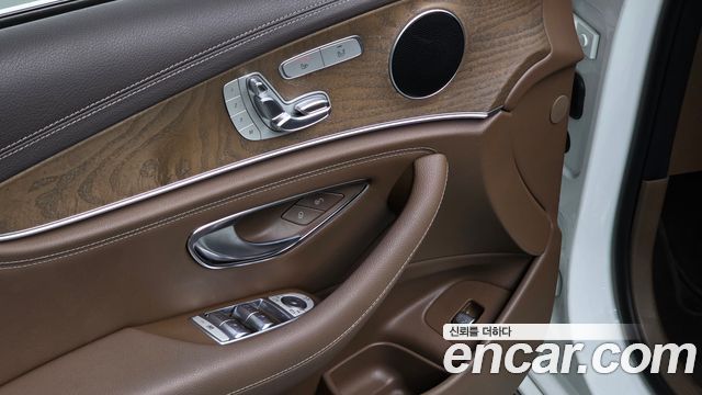 Mercedes-Benz E-Class 2018 — photo 16