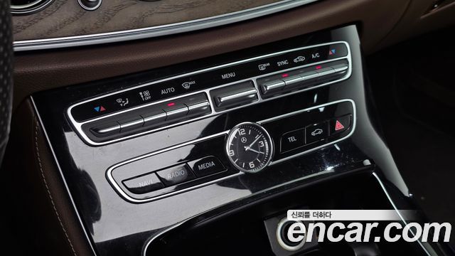Mercedes-Benz E-Class 2018 — photo 17