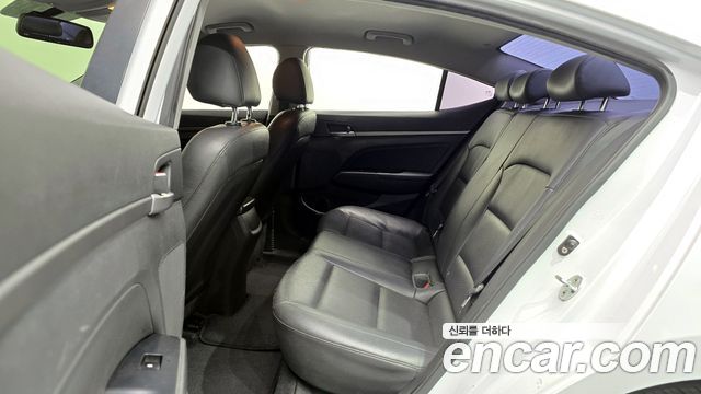 Hyundai AVANTE 2018 — photo 11