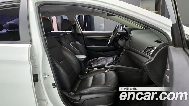 Hyundai AVANTE 2018 — photo 12